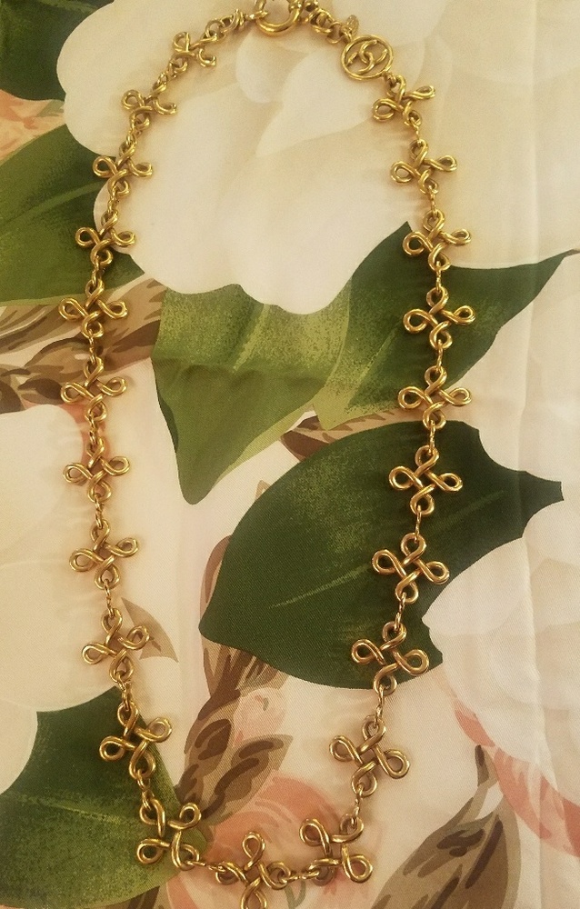 Chanel: Authentic Vintage Gold Plated necklace
